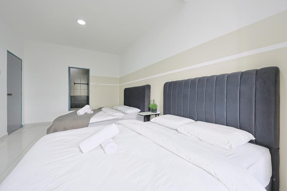Bed, TV and multimedia, Photo of the whole room, Bedroom, towels