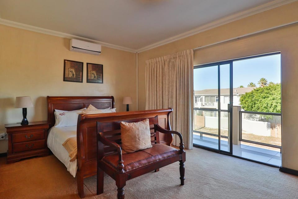 Bed, Balcony/Terrace, Photo of the whole room, Seating area, Bedroom, air conditioner