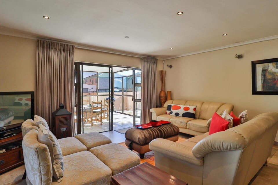 Communal lounge/ TV room, Living room, Seating area