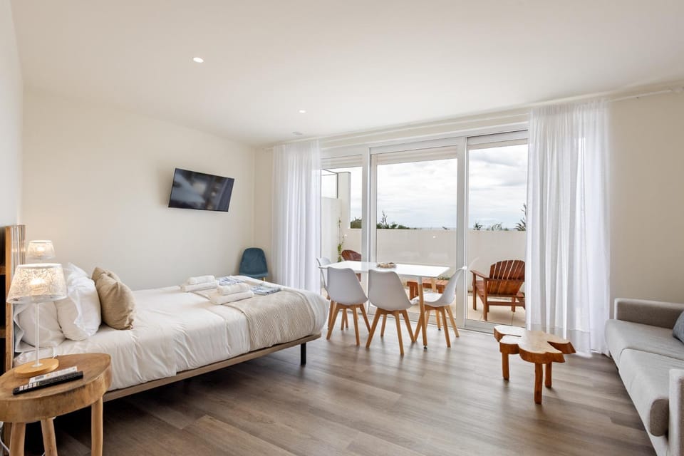 Bed, TV and multimedia, Living room, Photo of the whole room, Seating area, Dining area, Bedroom