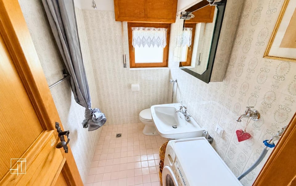 Shower, Toilet, Bird's eye view, bidet, washing machine