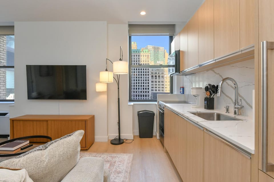 Urban Escape Bright 2BR 2BA in FiDi Apartment in Lower Manhattan