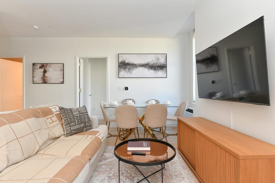 Urban Escape Bright 2BR 2BA in FiDi Apartment in Lower Manhattan