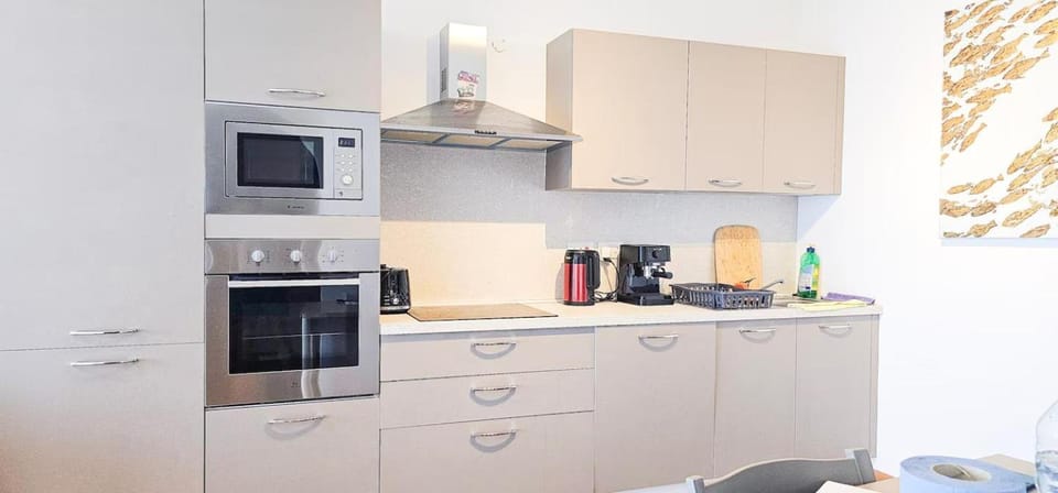 Coffee/tea facilities, oven