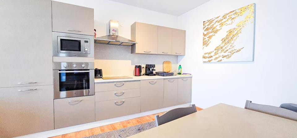 Kitchen or kitchenette, Photo of the whole room, Dining area, oven