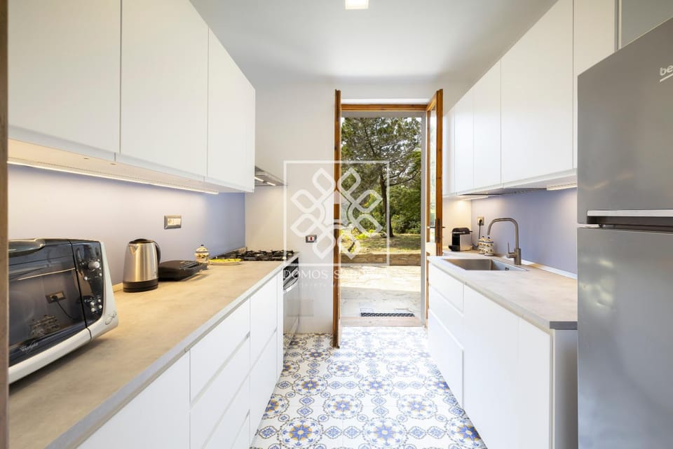 Coffee/tea facilities, Kitchen or kitchenette, stove, toaster