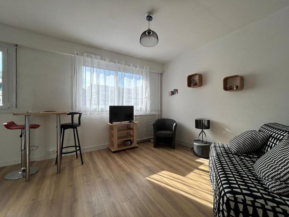 WeHost - Richelieu - Grand studio pour 2 personnes avec parking Apartment in Villeurbanne