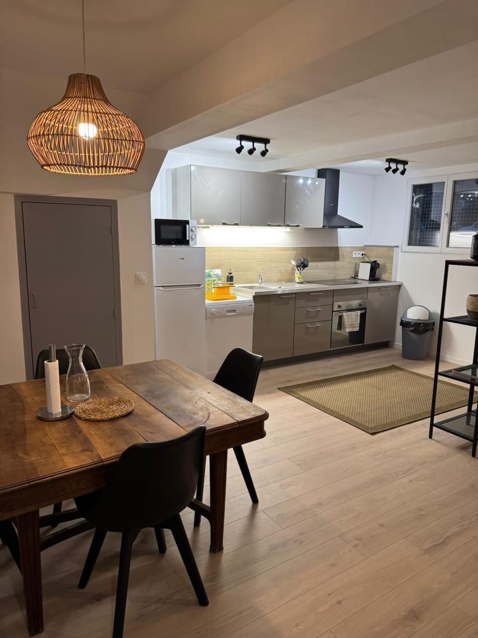 Kitchen or kitchenette, Dining area, oven