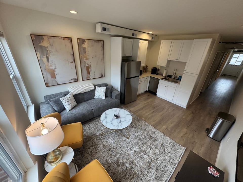 The Sterling Stay Modern Elegant 2 Bedroom Apartment in Saint Charles