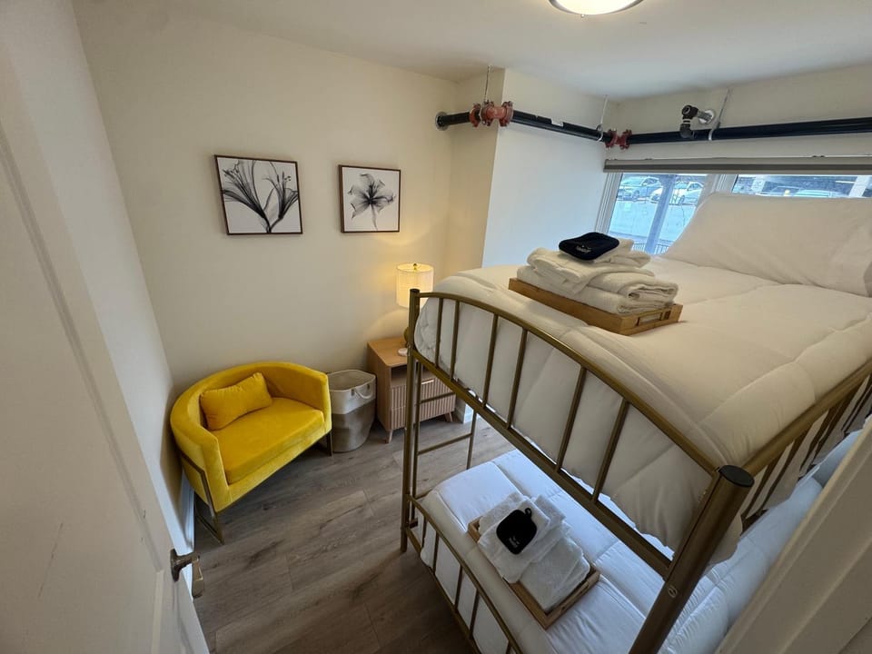 The Sterling Stay Modern Elegant 2 Bedroom Apartment in Saint Charles