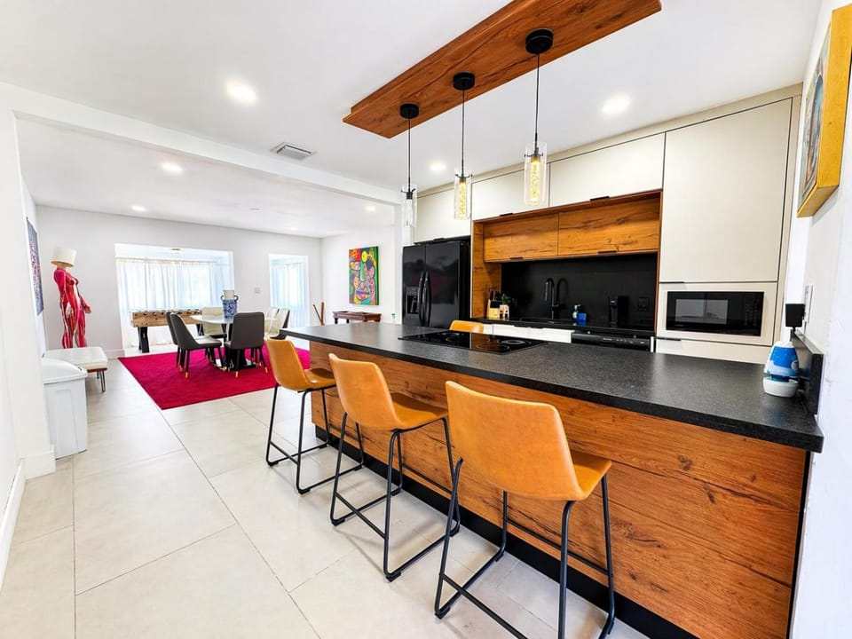 01 Pop Art 4BR Home Bungalow Sleeps 10 House in North Miami