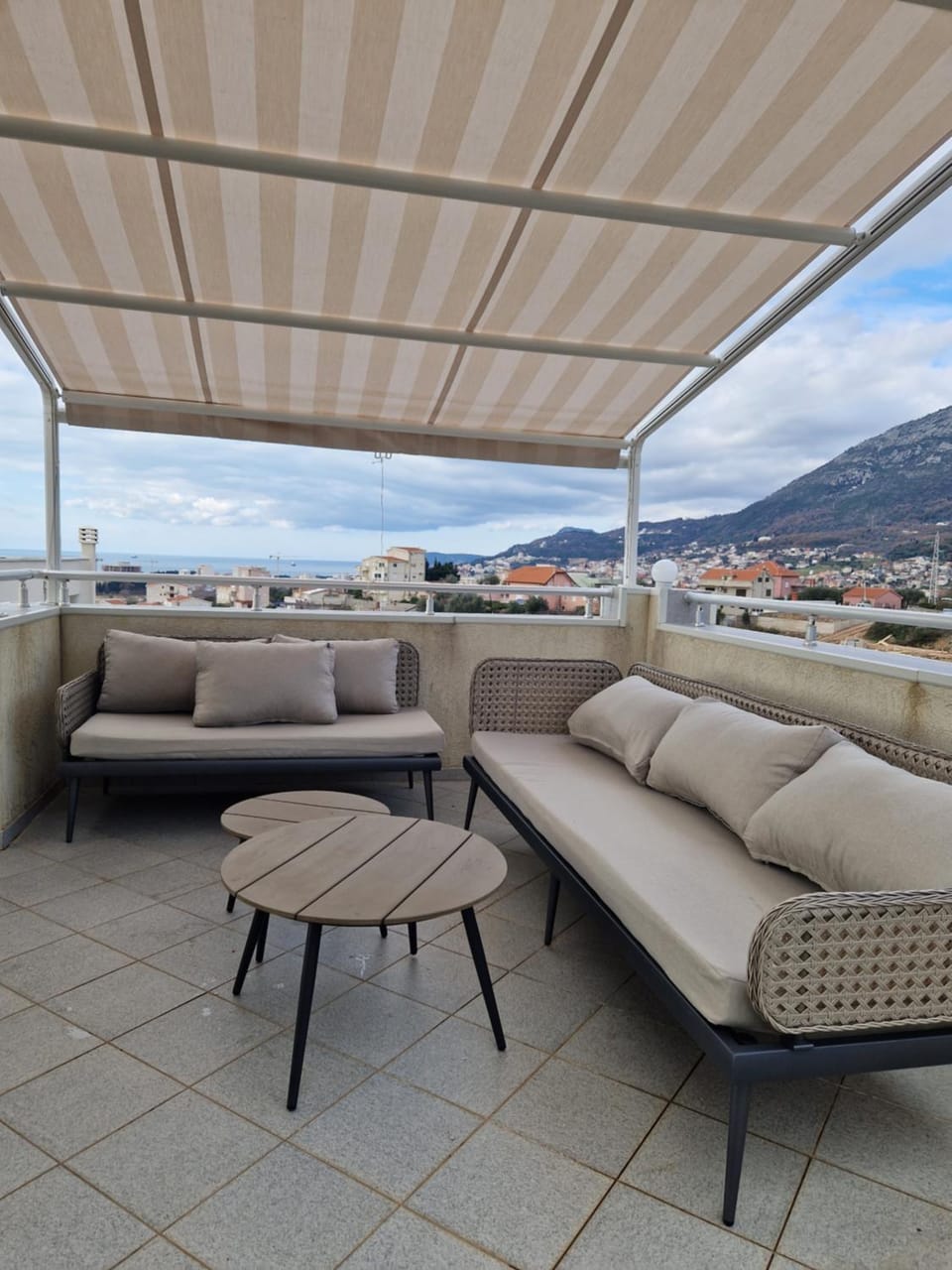 Day, View (from property/room), Seating area, Mountain view