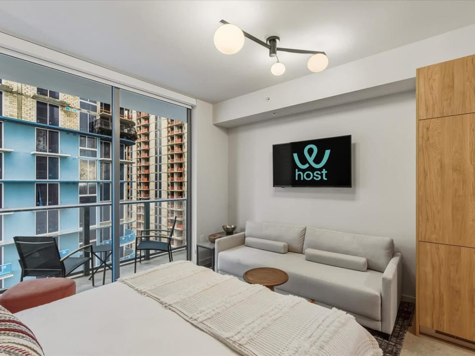 Bed, TV and multimedia, Seating area, Bedroom