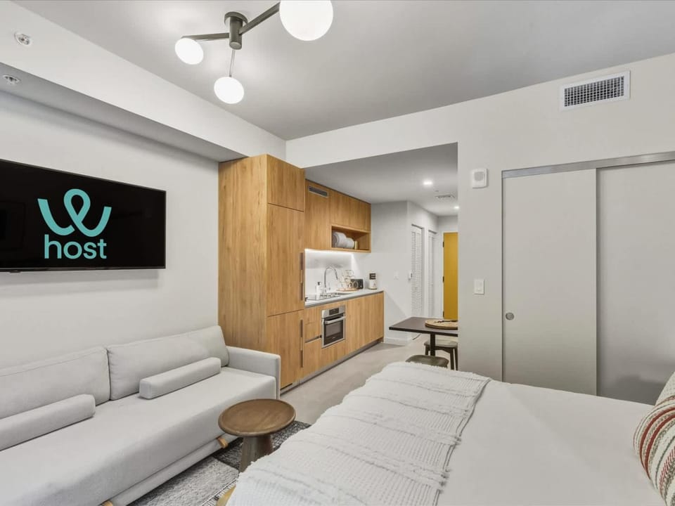 Bed, TV and multimedia, Bedroom