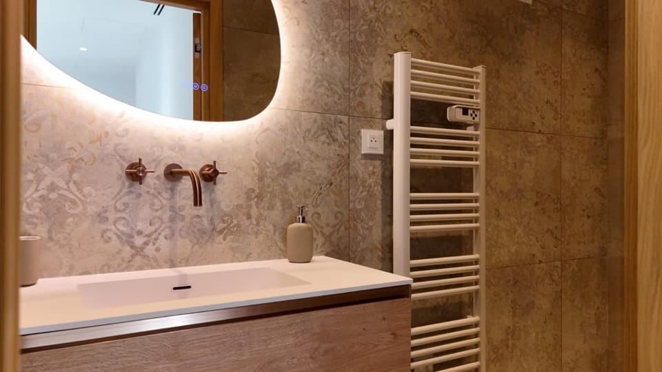 Superbe Appartement 4 pièces dans Villa de charme rénovée proche plages et centre ville d'Antibes, Côte d'Azur Apartment in Antibes