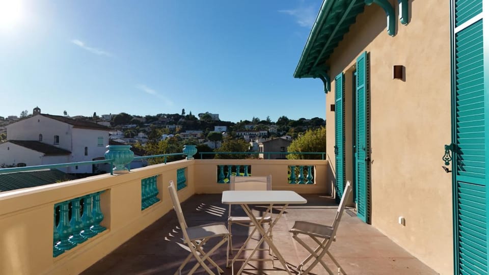 Superbe Appartement 4 pièces dans Villa de charme rénovée proche plages et centre ville d'Antibes, Côte d'Azur Apartment in Antibes