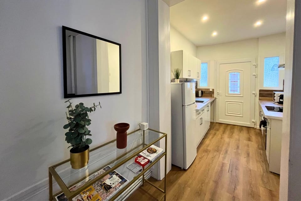 Kitchen or kitchenette, oven