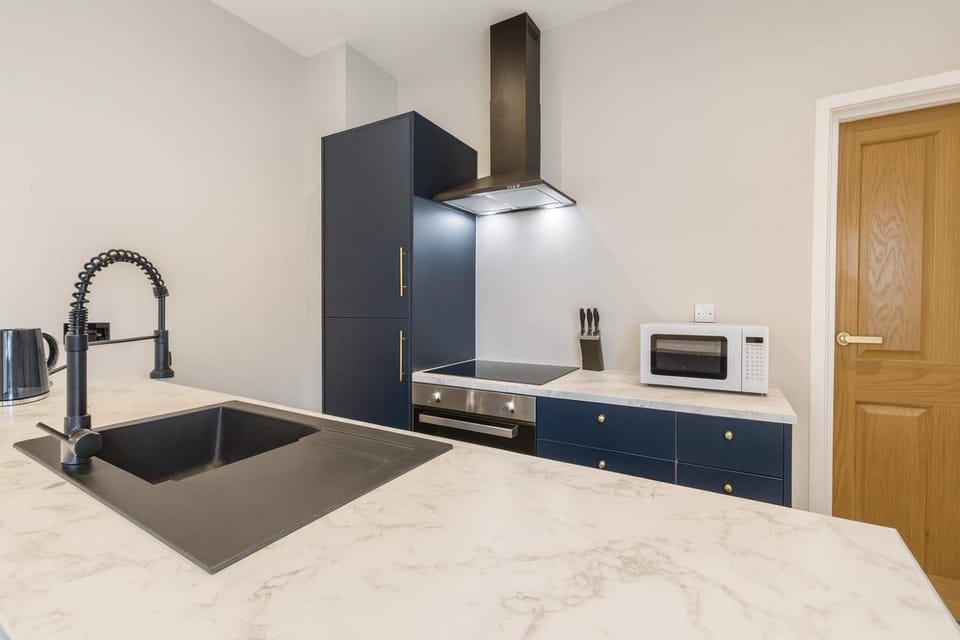 4 Bed Apartment for 8 in Centre - Free Parking Apartment in Cardiff