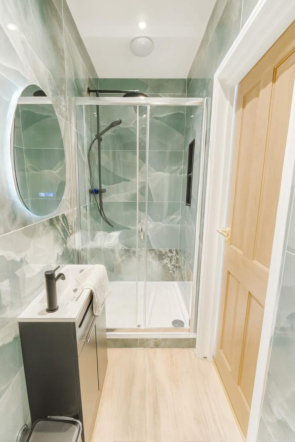 4 Bed Apartment for 8 in Centre - Free Parking Apartment in Cardiff