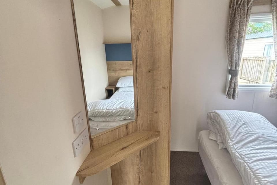 Caravan Sleeps 5 - Decking Parking Pet Friendly House in Blackpool