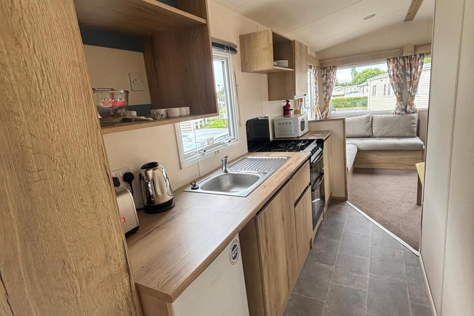 Caravan Sleeps 5 - Decking Parking Pet Friendly House in Blackpool