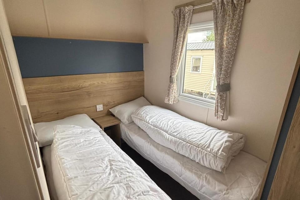 Caravan Sleeps 5 - Decking Parking Pet Friendly House in Blackpool