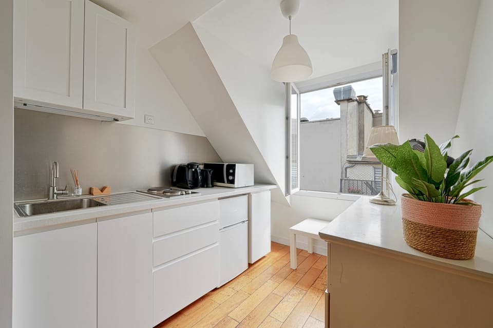 Coffee/tea facilities, Kitchen or kitchenette, stove