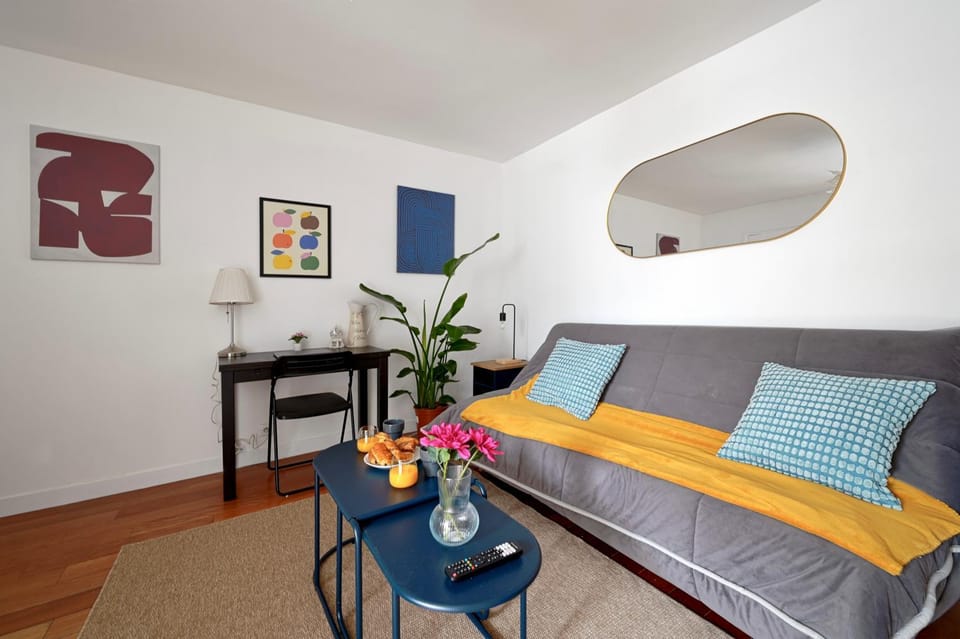 Bed, Living room, Photo of the whole room, Seating area, Dining area, Bedroom