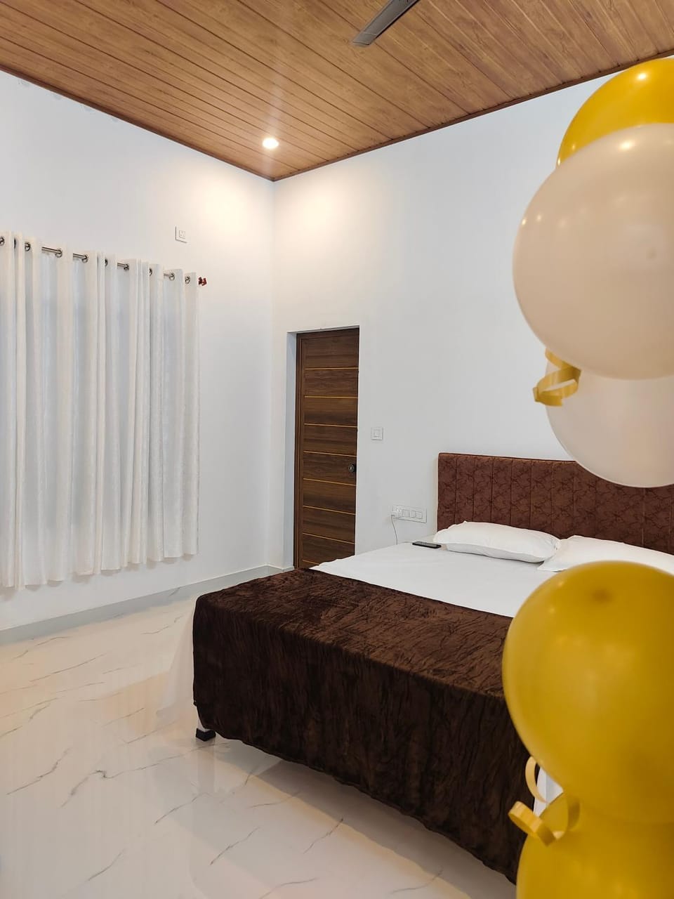 Photo of the whole room, Bedroom