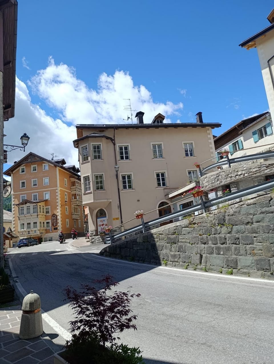Neighbourhood, Street view
