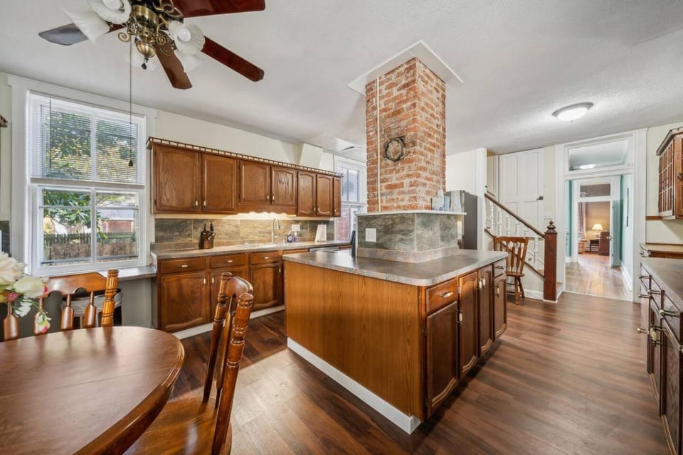 Kitchen or kitchenette, Dining area