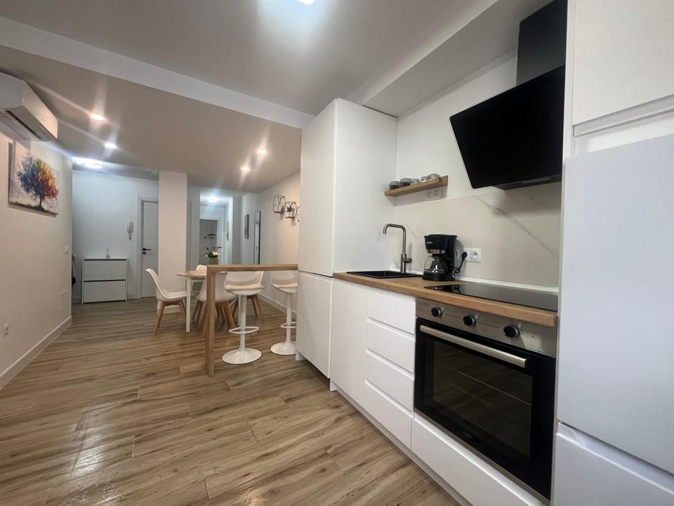 Kitchen or kitchenette, Dining area, oven, stove