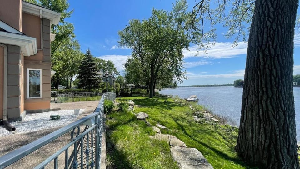 Luxury Riverside Villa with Magnificent RiverViews Villa in Laval