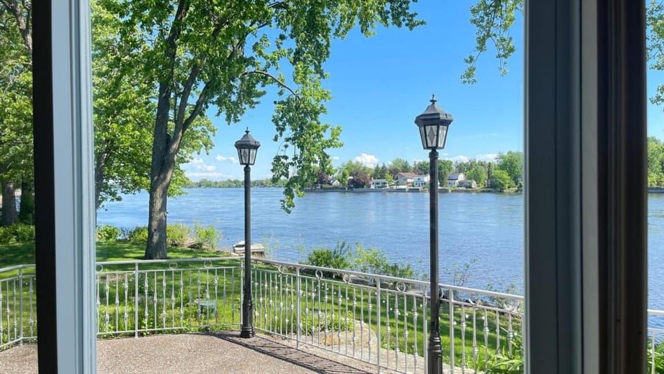 Luxury Riverside Villa with Magnificent RiverViews Villa in Laval