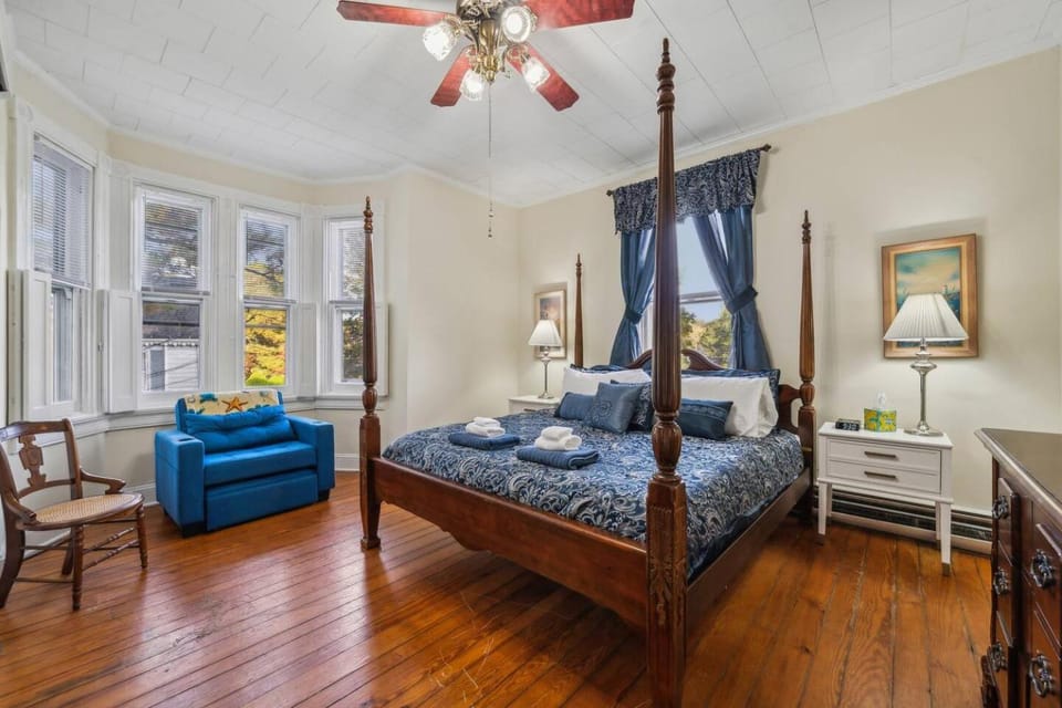 Bed, TV and multimedia, Bedroom