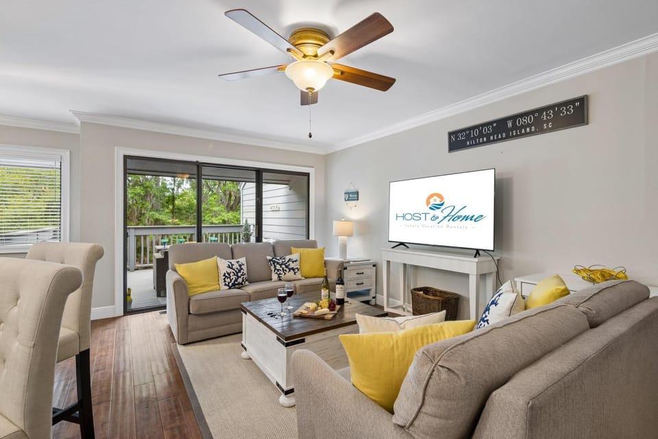 TV and multimedia, Living room, Seating area, air conditioner
