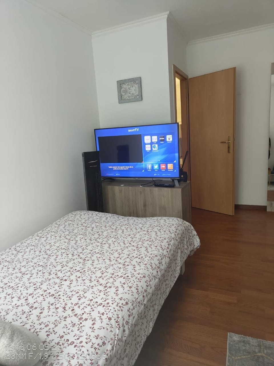 Bed, TV and multimedia, Photo of the whole room, Bedroom