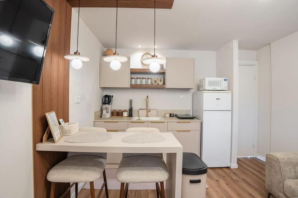 Kitchen or kitchenette, Dining area, minibar