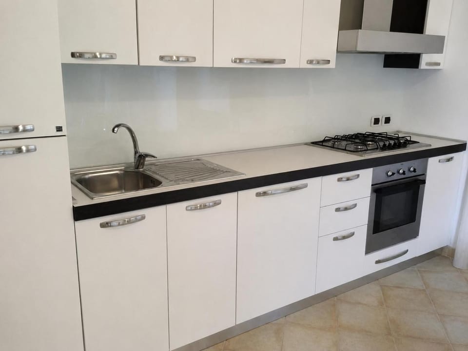 Kitchen or kitchenette, dishwasher, oven