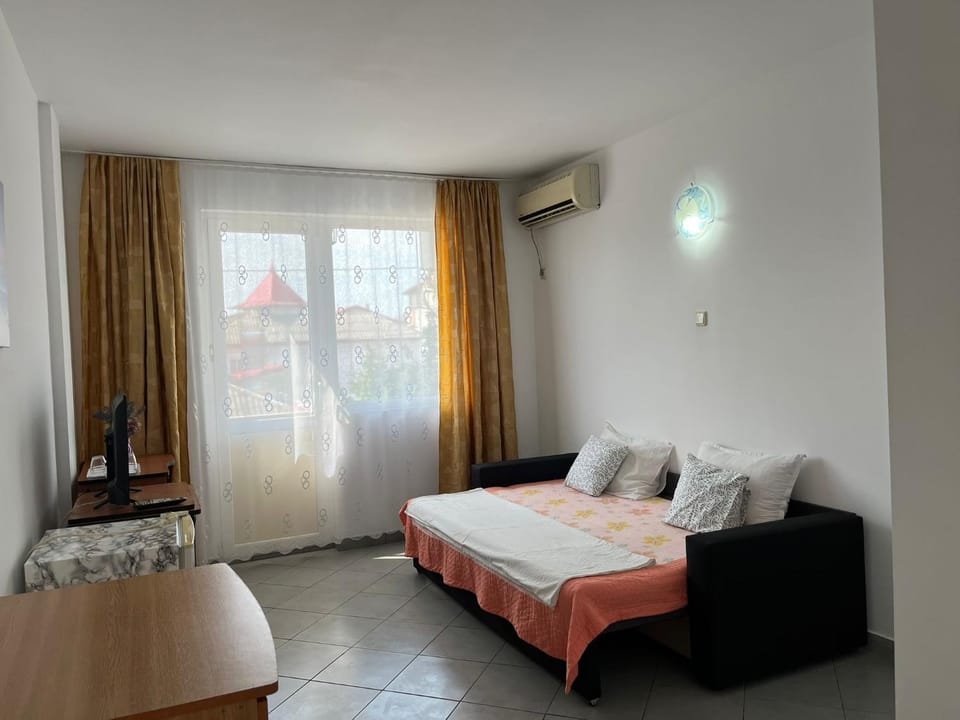 Bed, TV and multimedia, Living room, Photo of the whole room, Seating area, Bedroom, towels, air conditioner