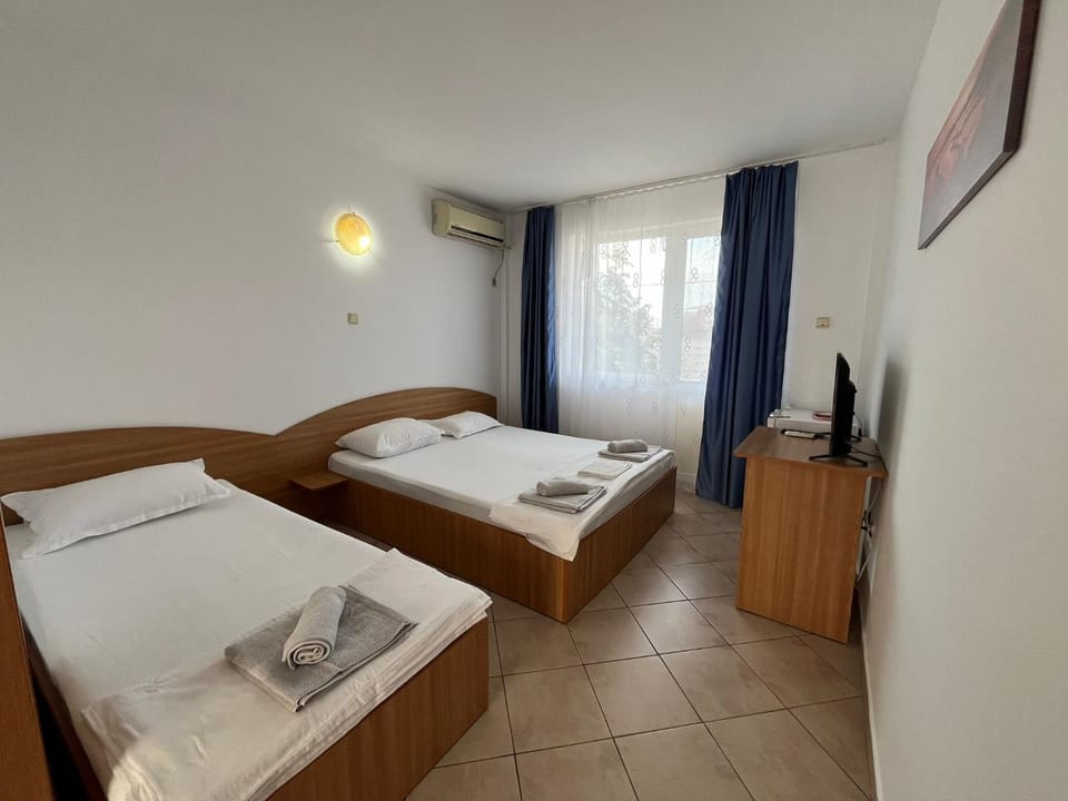 Bed, TV and multimedia, Photo of the whole room, Bedroom, towels