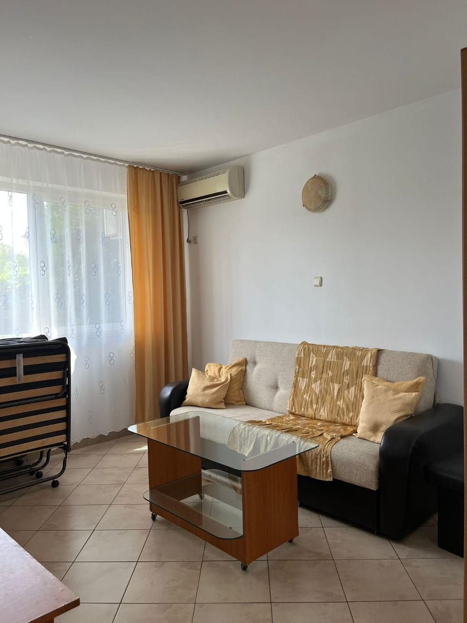 Bed, TV and multimedia, Living room, Photo of the whole room, Seating area, Bedroom, air conditioner