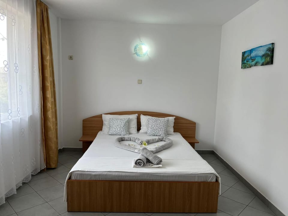 Bed, Bedroom, towels
