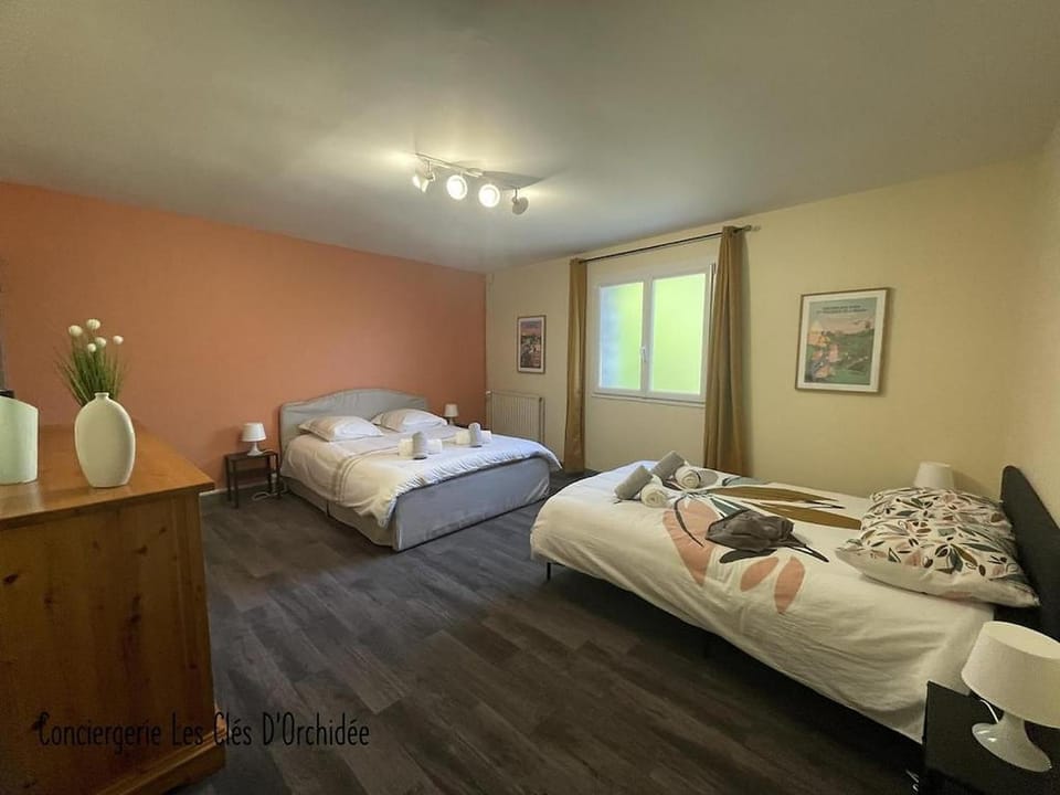 Bed, Photo of the whole room, Bedroom