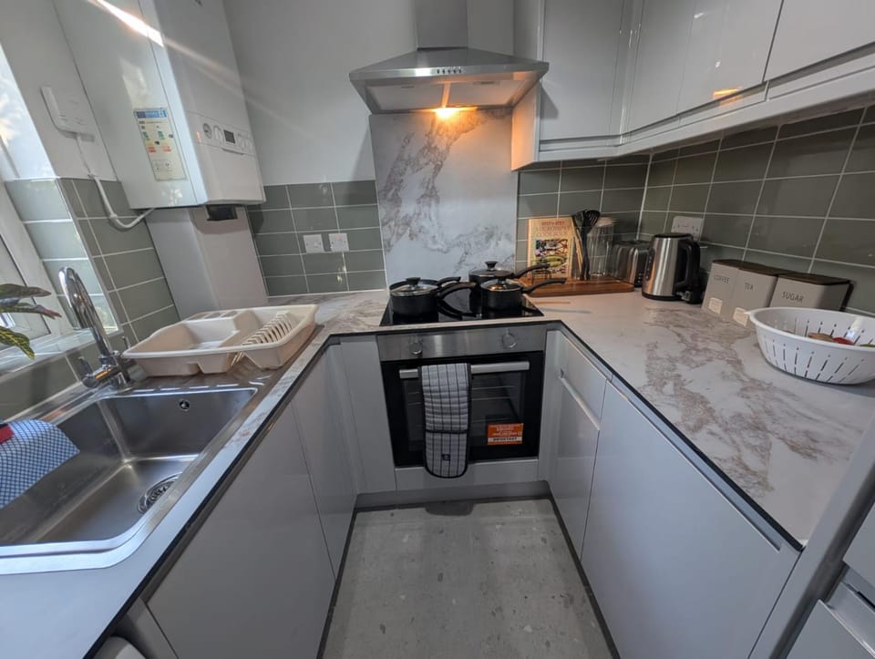 Coffee/tea facilities, microwave, washing machine, kitchen