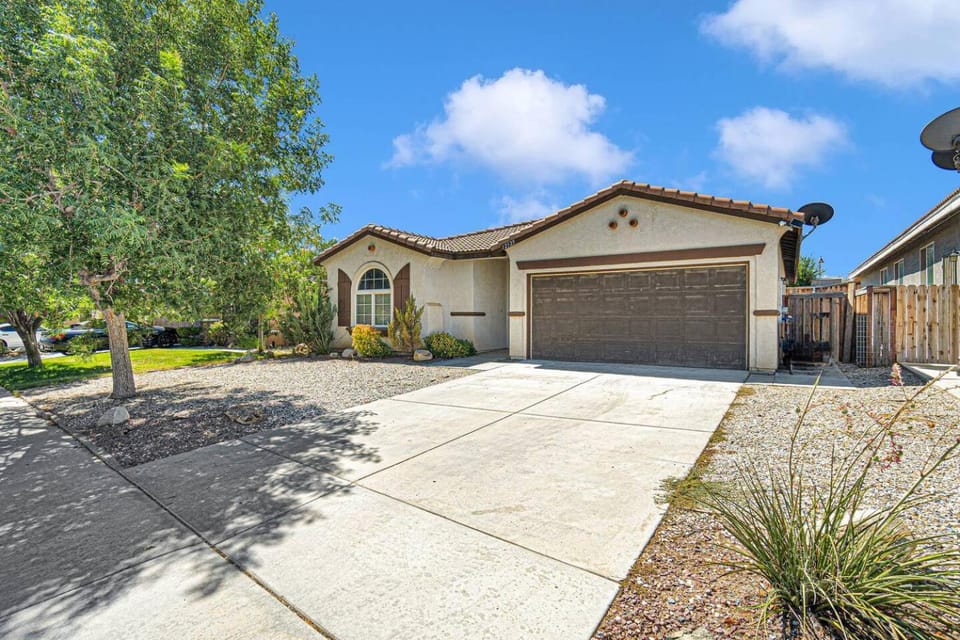Kid Friendly Comfy Get Away Smart TVs WiFi House in Victorville