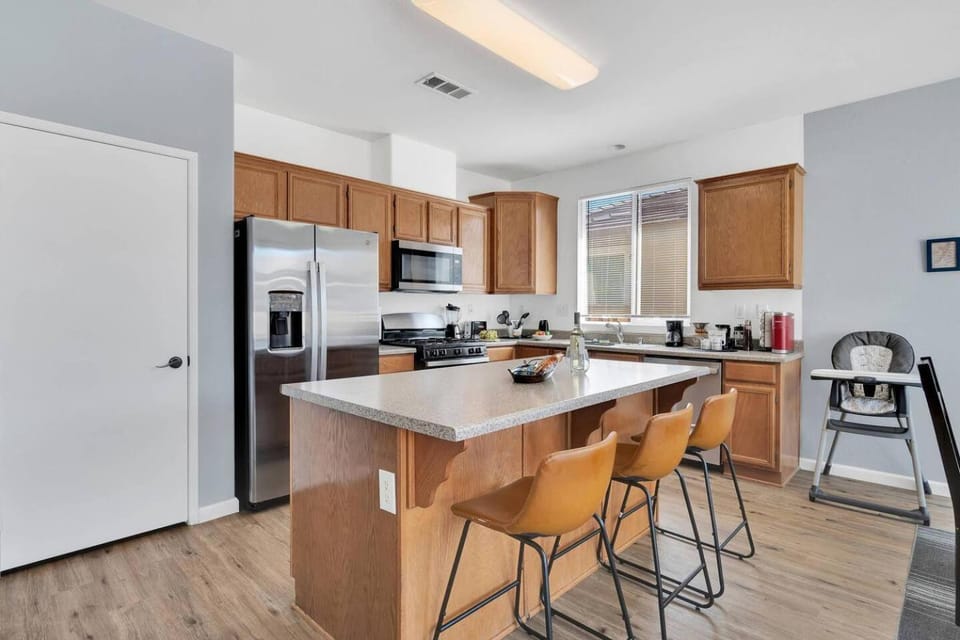 Kid Friendly Comfy Get Away Smart TVs WiFi House in Victorville