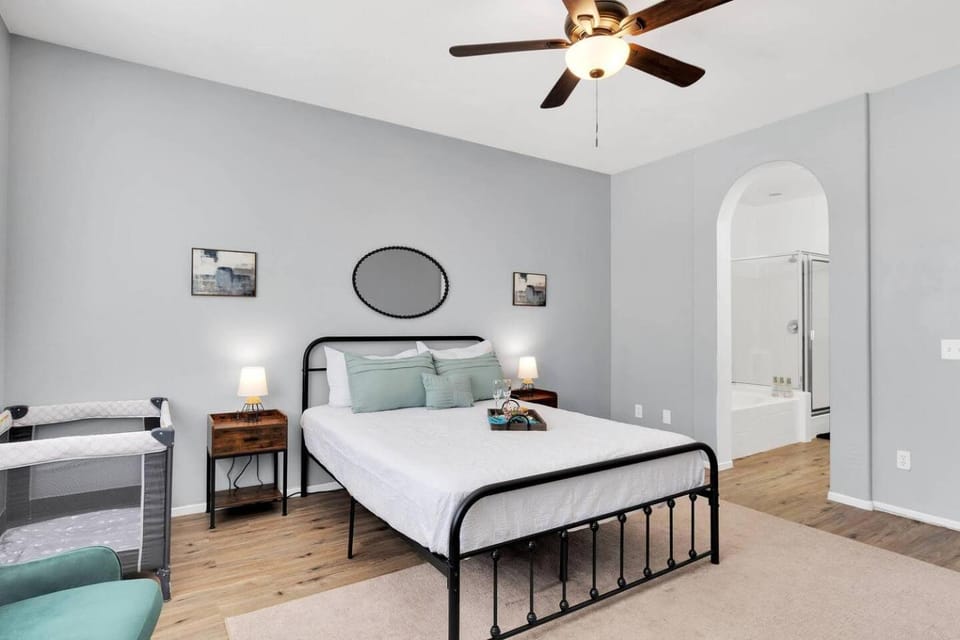 Kid Friendly Comfy Get Away Smart TVs WiFi House in Victorville