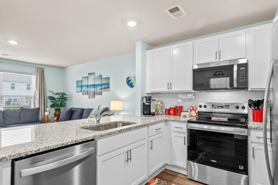 Coffee/tea facilities, Kitchen or kitchenette, dishwasher, oven, stove