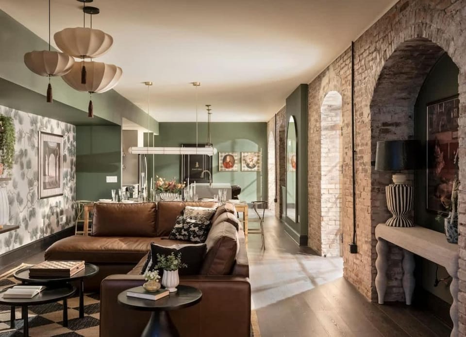 Historic Diplomat Suite w Parking - The Harmony House in Penns Landing